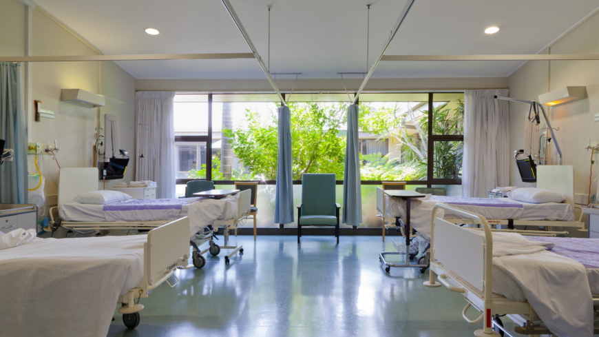 Närmare 5 000 vårdplatser förväntas hålla stängda på landet sjukhus under sommarveckorna, något som skulle kunna hota patientsäkerheten.  Foto: Shutterstock